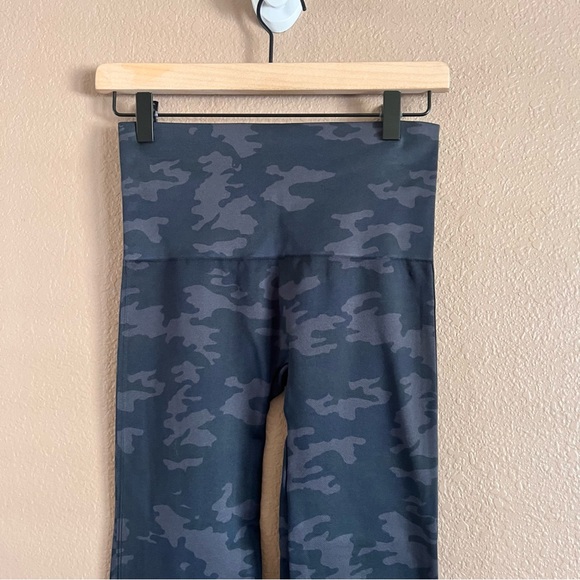 Spanx Look at Me Now Camouflage Leggings Size Large - Picture 7 of 9